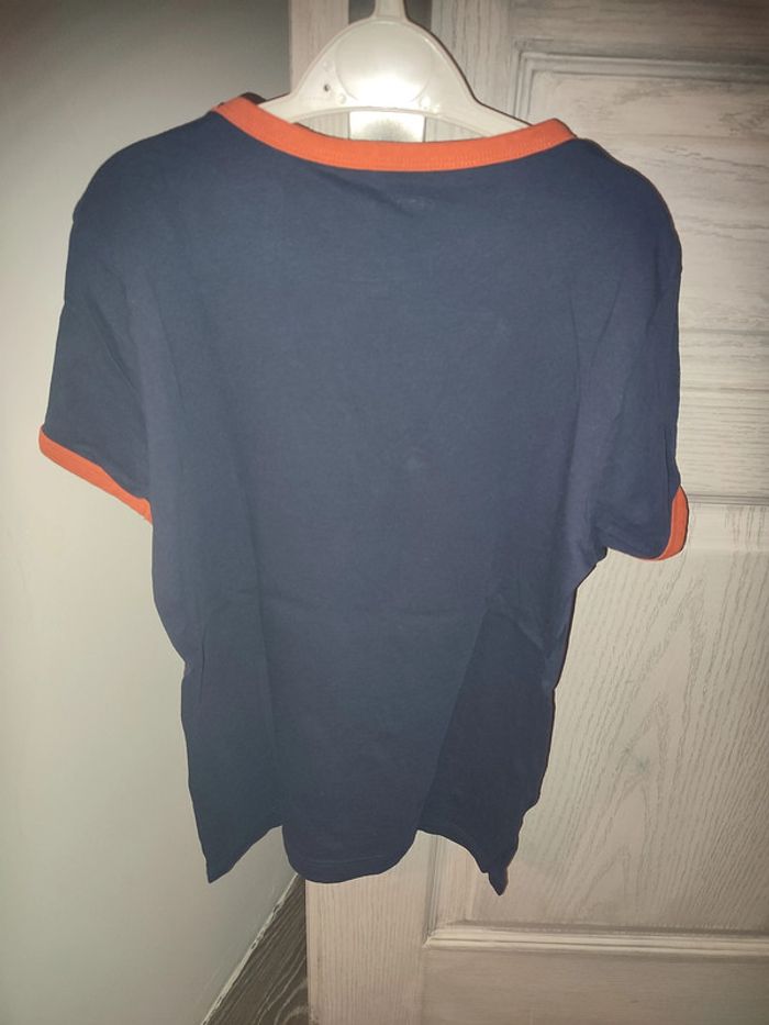 t-shirt bleu marine et orange - photo numéro 2