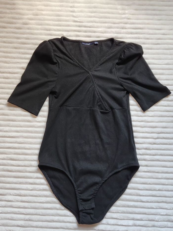 Body noir manches courtes – Décolleté cache-cœur – Taille M – Kiabi – Très bon état