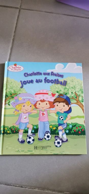 Livre enfant Charlotte aux fraises joue au football