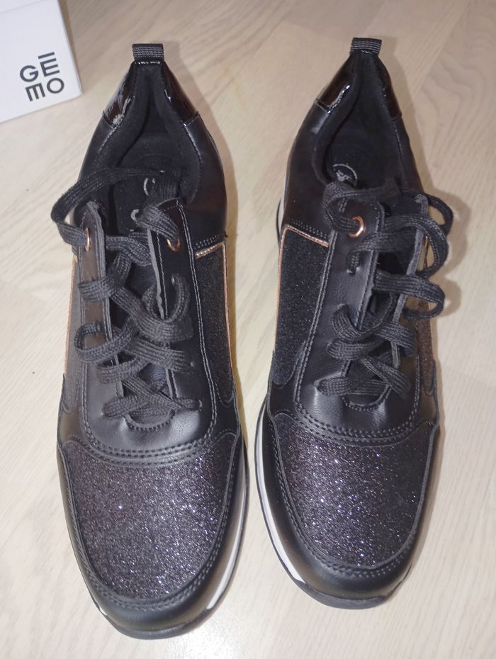 Baskets sneakers noires pailletés et dorés Gémo 
P. 42 
NEUVES - photo numéro 3