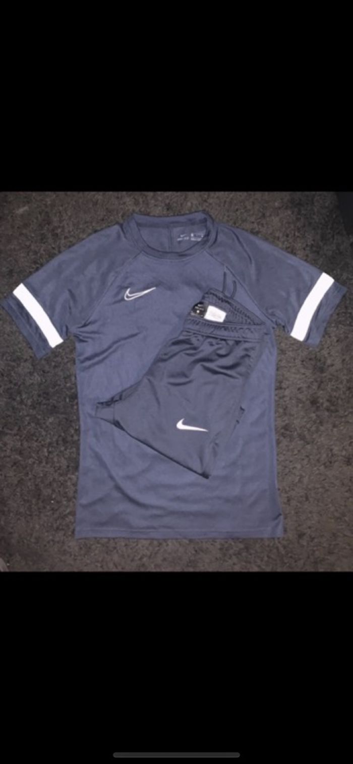 Ensemble nike neuf bleu marine pantalon et tee shirt mis à peine1fois