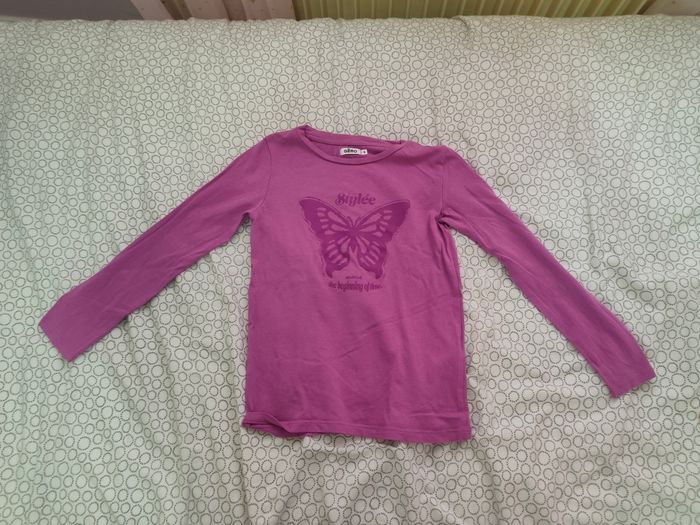 T shirt violet manches longues motif papilon