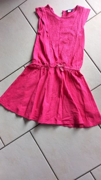 Robe okaidi fuchsia manches courtes 8ans tbe