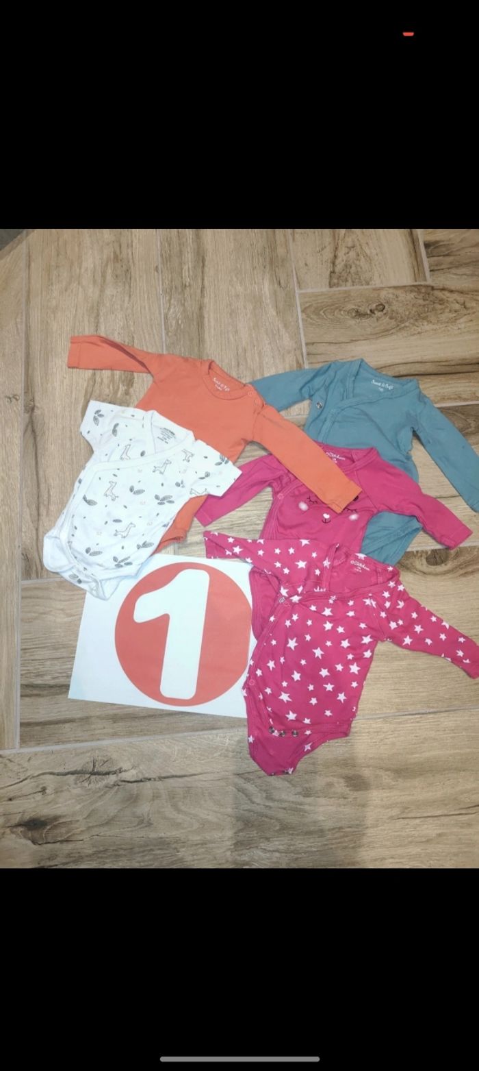 Lot 5 bodies body 
Ouverture croisé 
Marque sweet soft, Kiabi, kitchoun 
Taille 1 mois 50-54cm