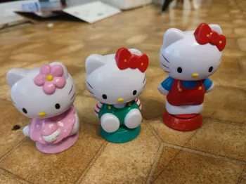 Lot 3 figurines hello Kitty
