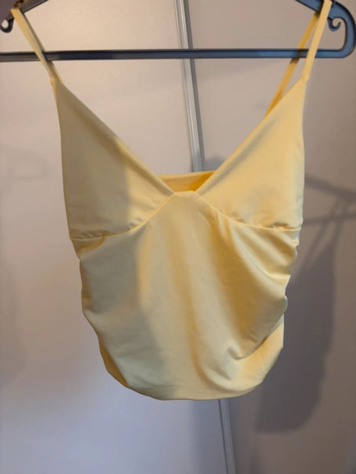 Top jaune froncé sur les côtés - photo numéro 4
