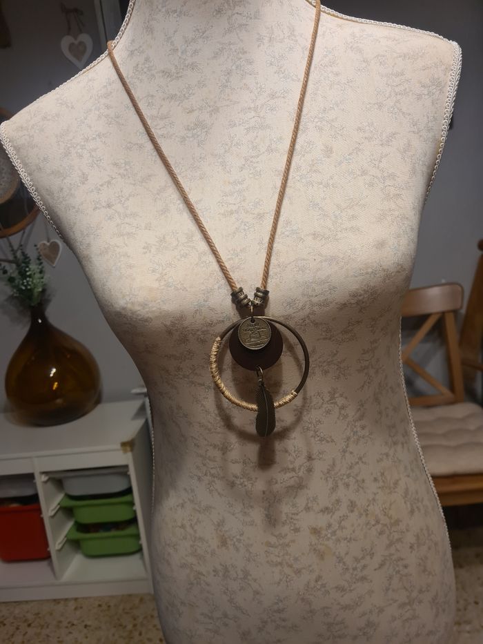 Collier. Sautoir. Plume. Marron. 45 cm. - photo numéro 4