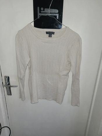 Pull blanc moulant