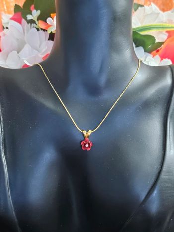 Collier fin avec sa rose en acier inoxydable