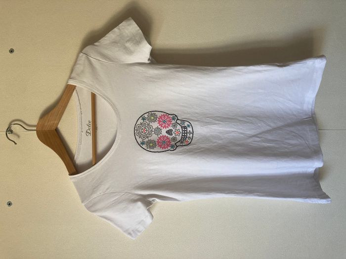 Tee-shirt blanc imprimé tête de mort colorée