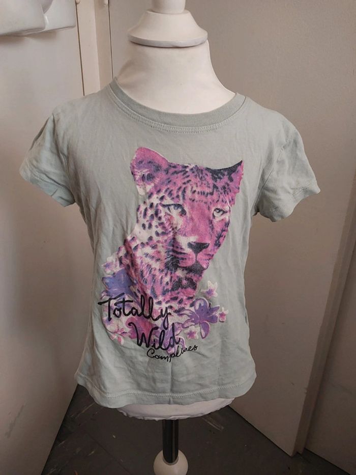 Tee-shirt vert clair avec panthère en motif Taille 6 ans
