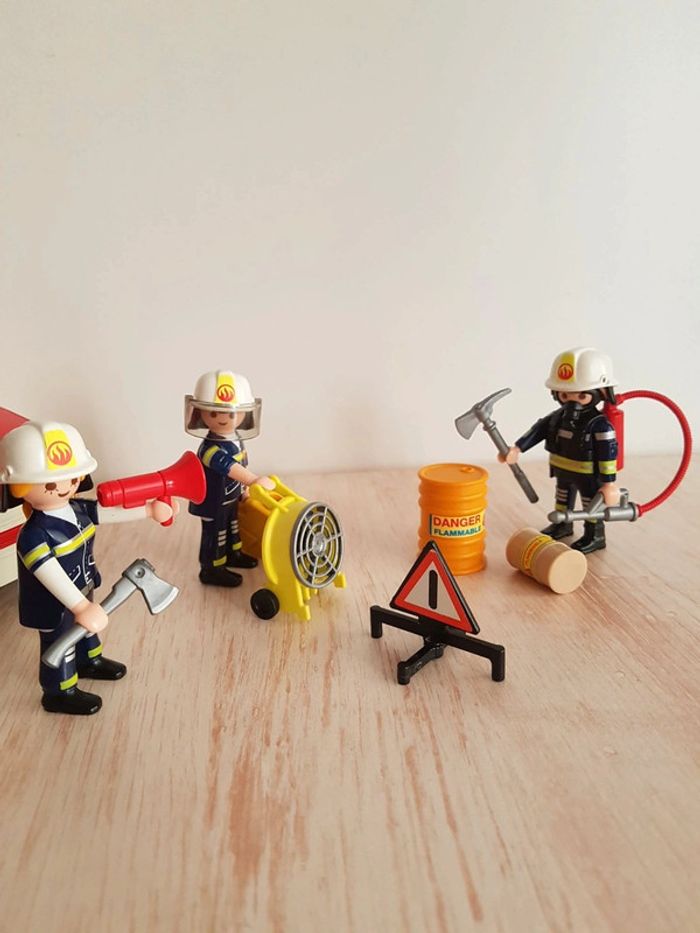Pompiers, voiture d'intervention et secouriste Playmobil city action - photo numéro 2