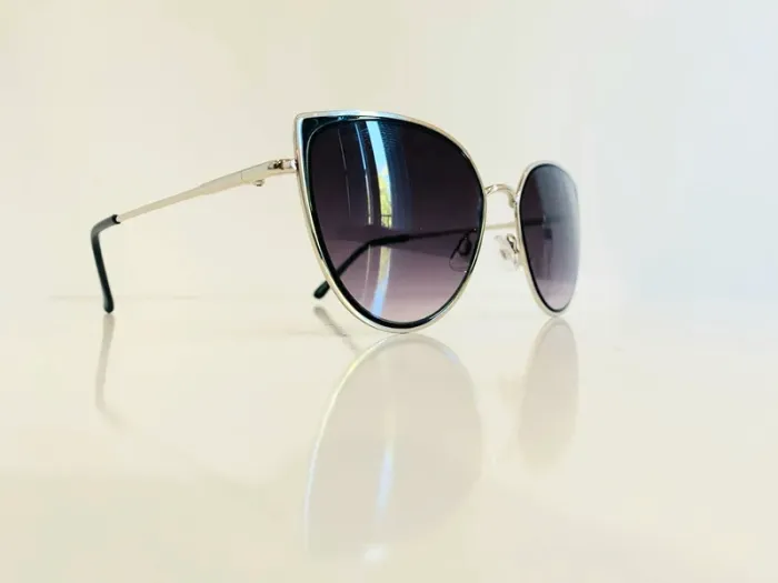 Lunette de soleil femme cats argentée et noire verres dégradés uvprotection catégorie 3 - photo numéro 3
