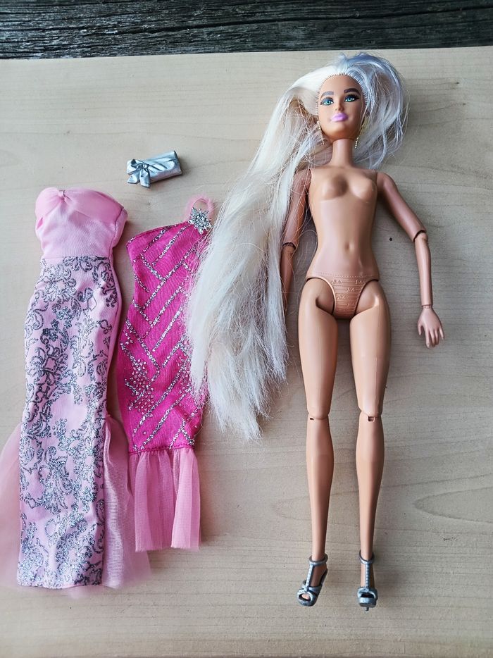 Barbie influenceuse canon yeux verts cheveux extras longs blonds platine - photo numéro 7
