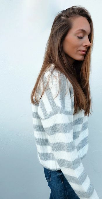 🌟 Pull à rayures blanc et gris