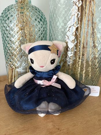 Peluche chat robe bleu marine tulle