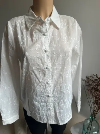 Chemise blanche et broderies