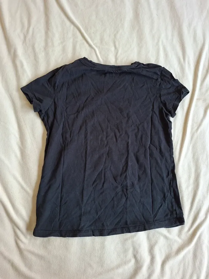 t-shirt  noir écriture sur le devant Stranger Things marque  Stranger Things taille S - photo numéro 3