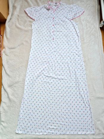 Chemise de nuit vintage blanche à petites fleurs roses et bleues.