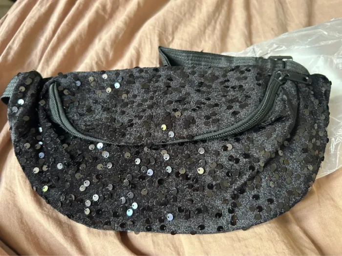 Banane neuve noire à sequins
