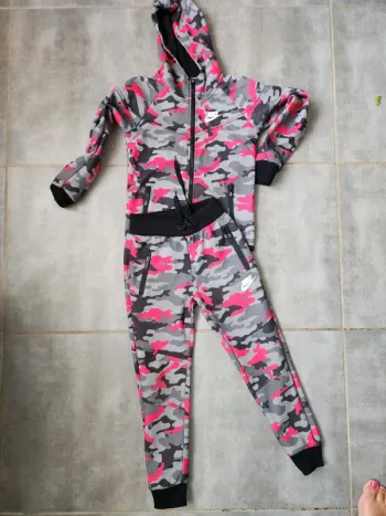 Ensemble jogging style nike taille7/8 ans