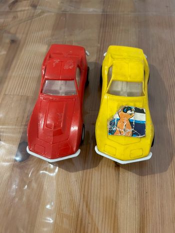 Lot de 2 anciennes chevrolets corvette Tonka en plastique  jaune et rouge 1/24 1970