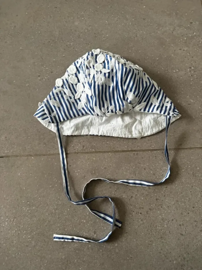 Chapeau du bruit dans l'atelier taille 18 mois, bon état mais une petite trace