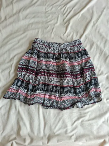 jupe fluide à motif, blanc, noir rouge, taille 36, marque New Look, en très bon état