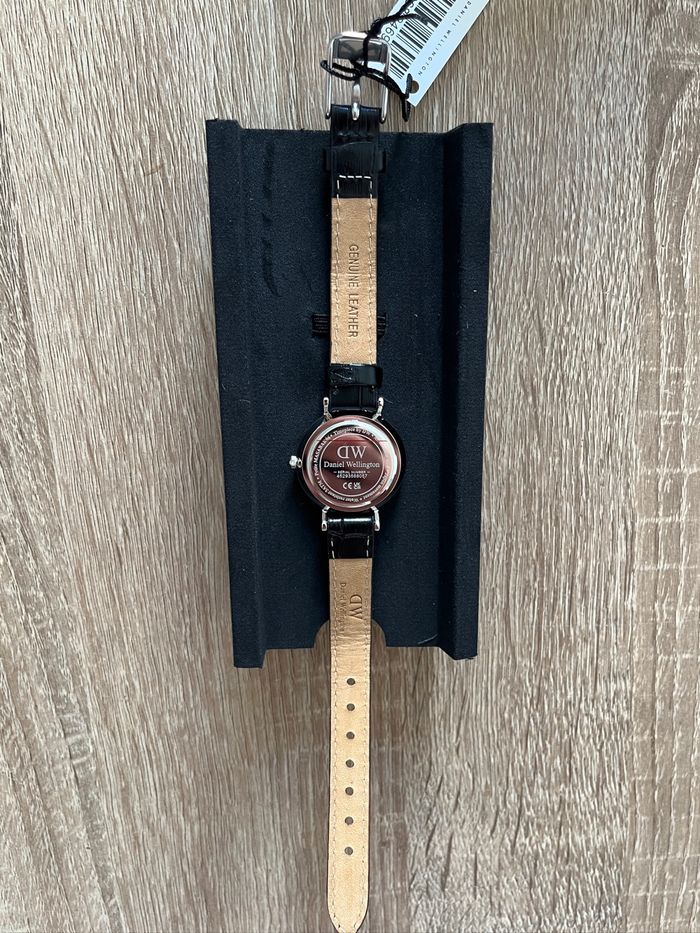 Montre Daniel Wellington Petite Reading 28mm cuir noir cadran blanc femme - photo numéro 3
