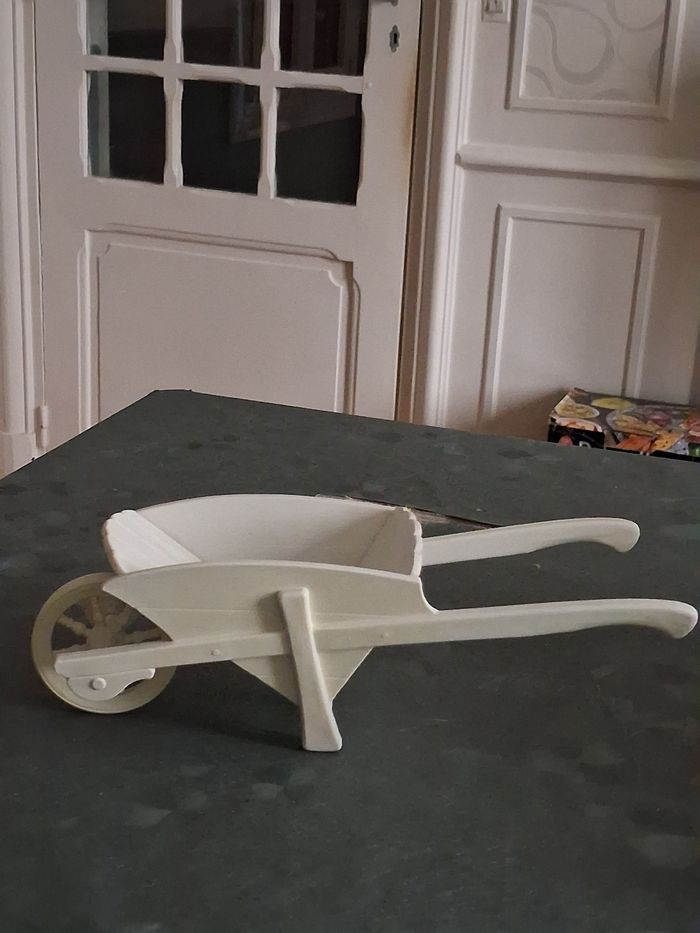 Petite brouette décorative