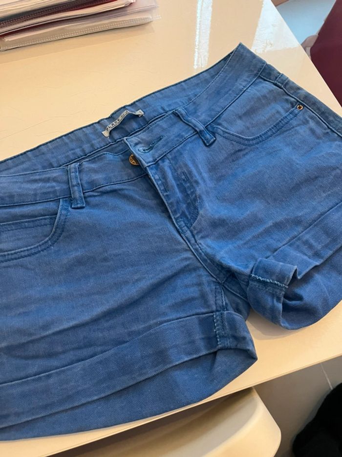 Short bleu
