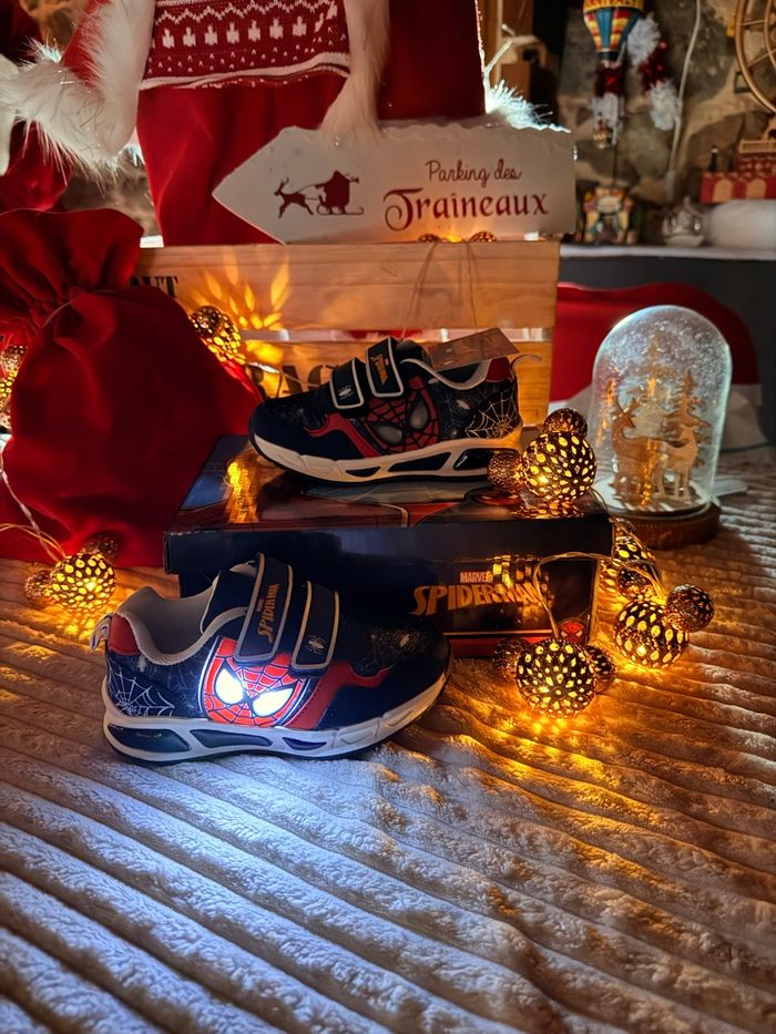 Basket Spiderman lumineuse  figurine - photo numéro 3