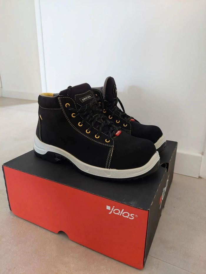 Chaussures de sécurité neuves marque jolas