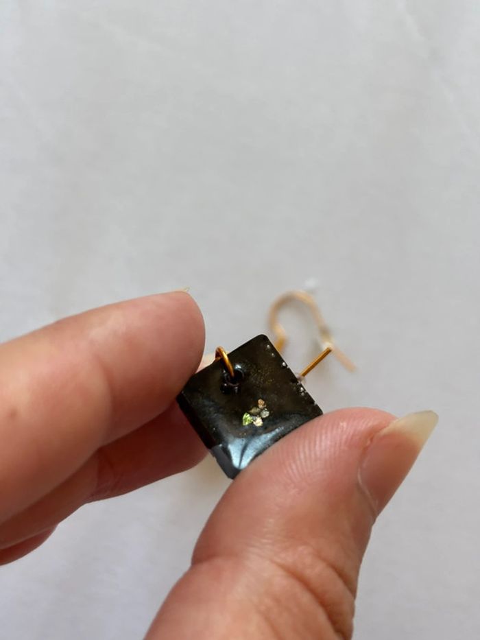 Petite boucles d’oreille carré fait main résine marron cristaux multicolore acier inoxydable - photo numéro 4