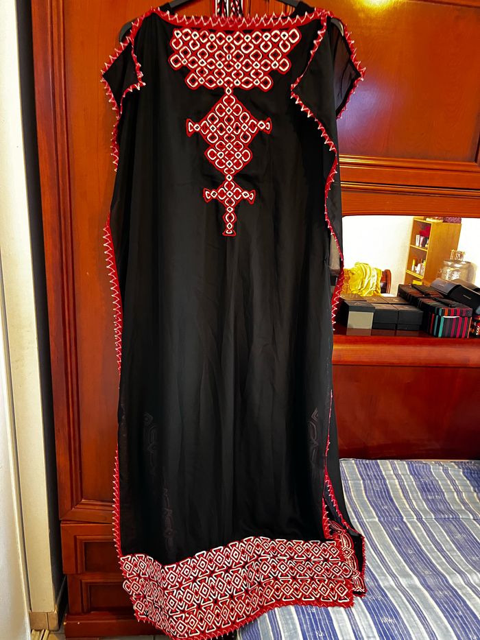 Robe kabyle 2 pièces, couleur noir robes droite et chas en voile, galons  et ceinture assorti - photo numéro 2