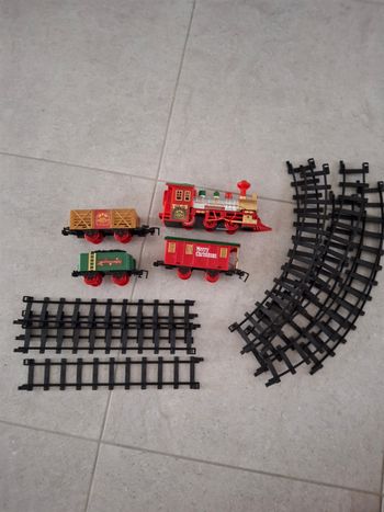 Train lumineux et sonore de Noël avec rails