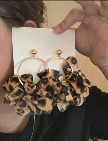 Boucles d’oreilles / Créoles à froufrous NEUVES pour femme couleurs noir et marron motif léopard