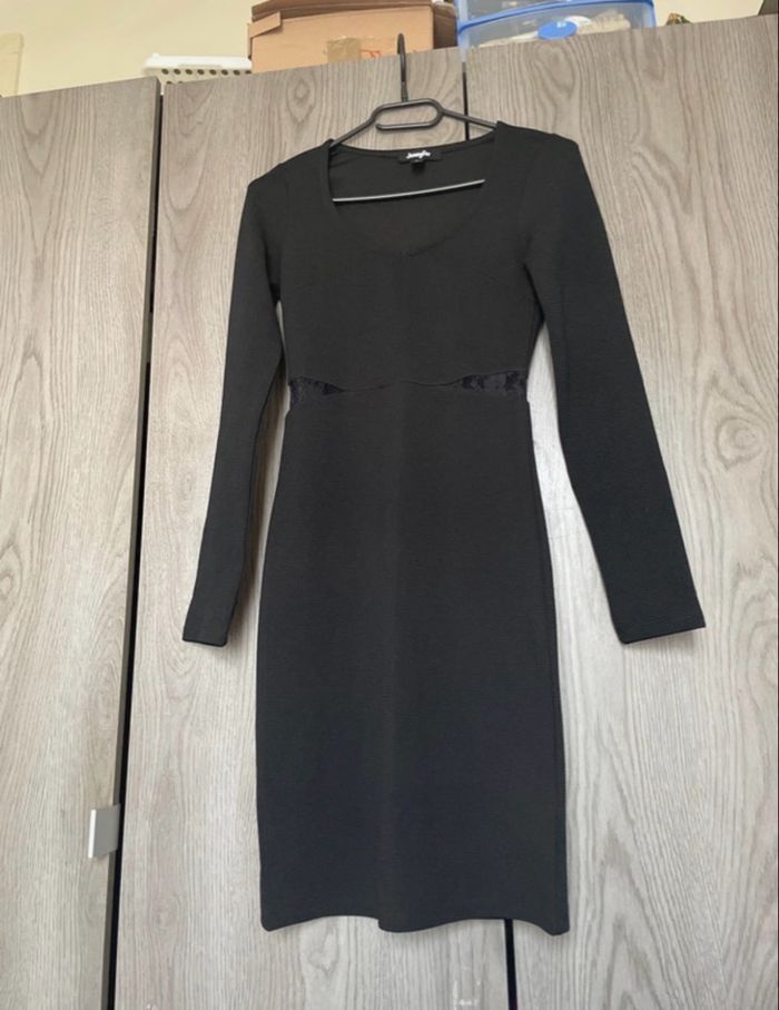 Robe noir avec dentelle - photo numéro 1