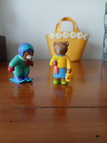 2 figurines Petit Ours brun: Maman au jardin + Petit Ours au ski