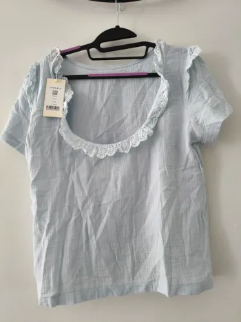 Haut bleu clair Lovely & Co – Taille M – Neuf avec étiquette