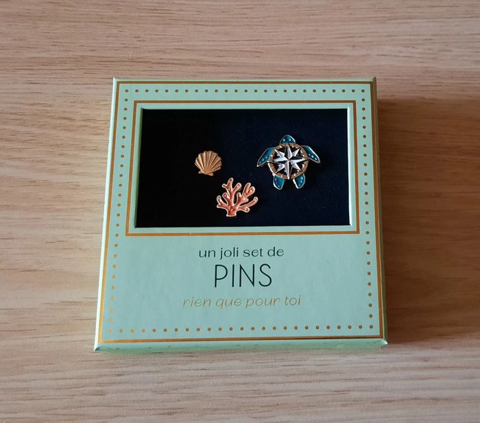 Lot de 3 pin's, boite neuve