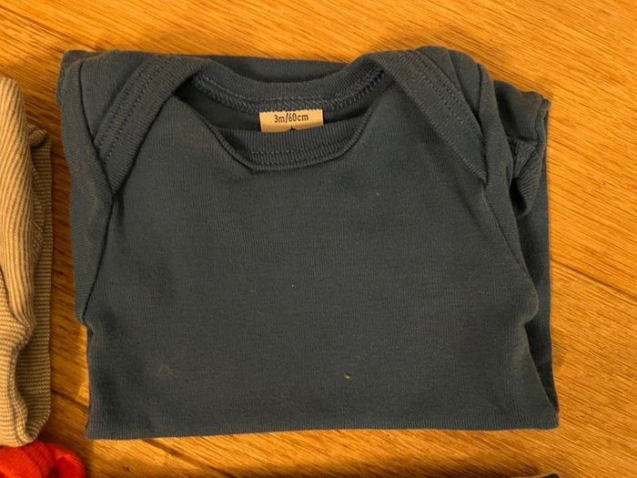 Lot de 5 bodies manche courte petit bateau 3 mois très bon état - photo numéro 5