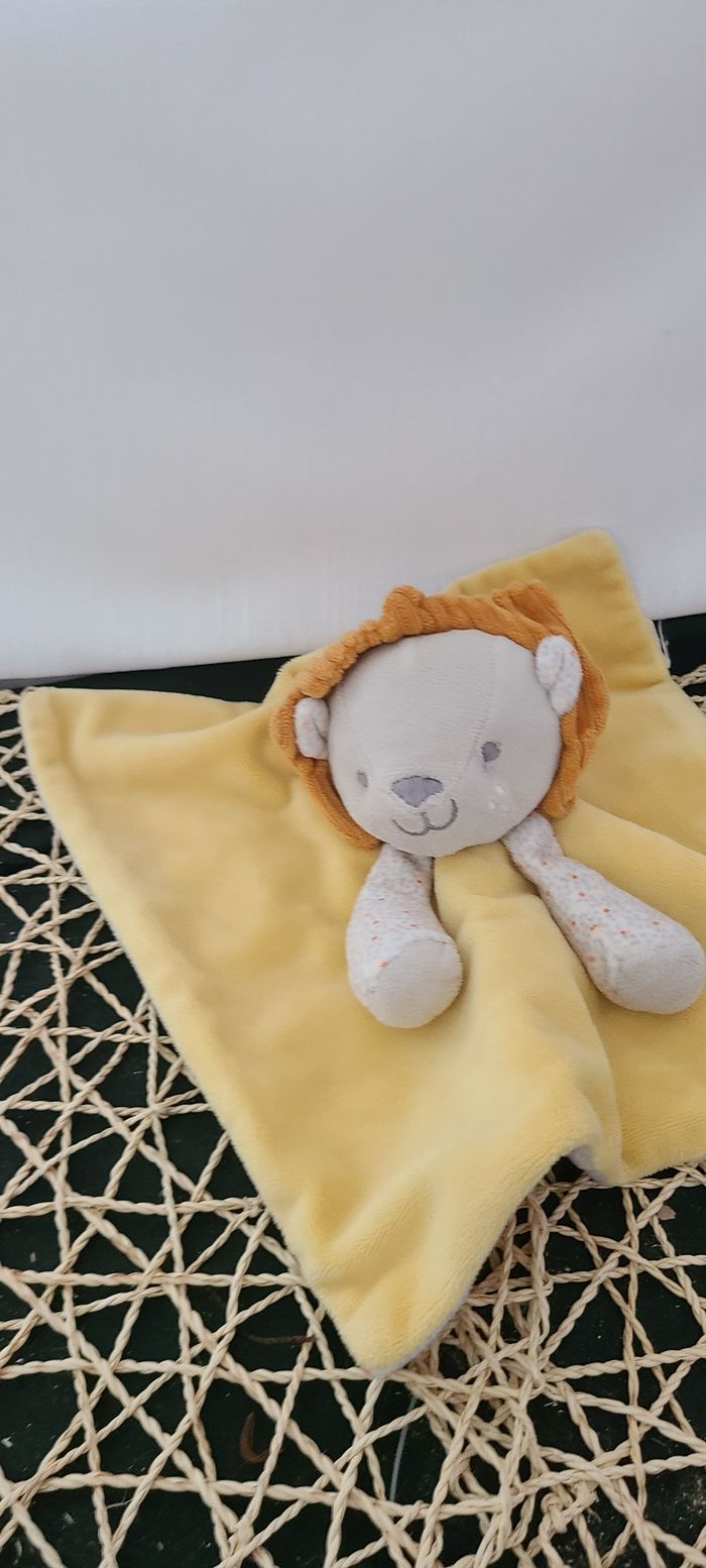 Lion OKAÏDI OBAÏBI doudou plat jaune - photo numéro 2