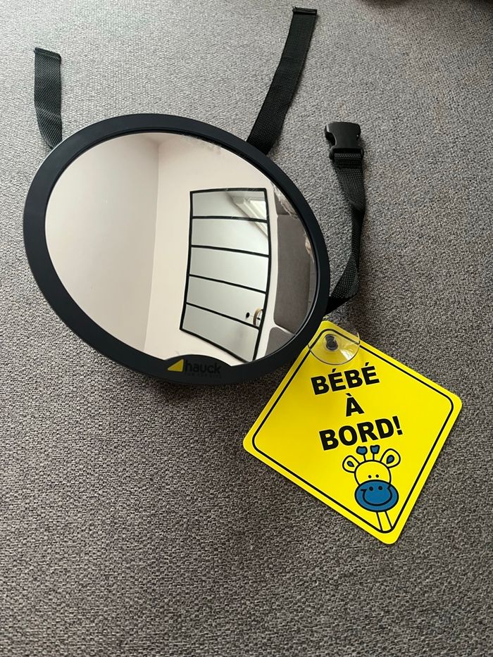 Miroir de voiture et affiche bébé à bord