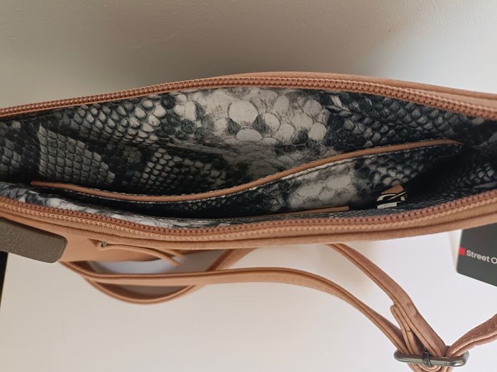 Sac à main fermeture zippée de marque street one neuf jamais porté 
Dimensions 26 x 17 cm 
1 poche zippée à l'intérieur et 1 normale 1 poche zippée à l'extérieur 
envoi rapide - photo numéro 6