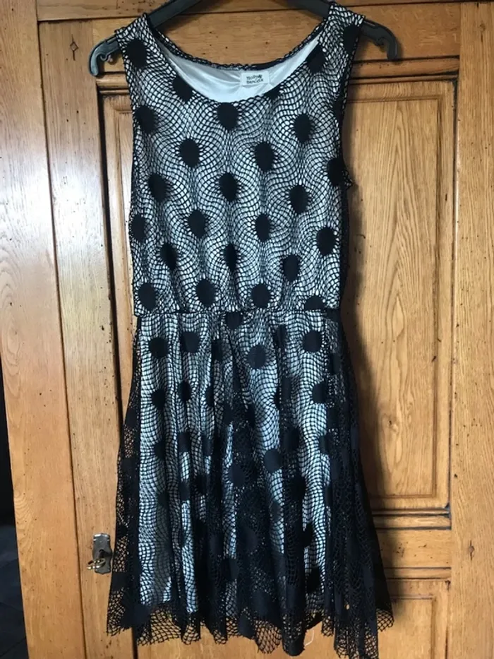 Robe originale  noire doublure beige