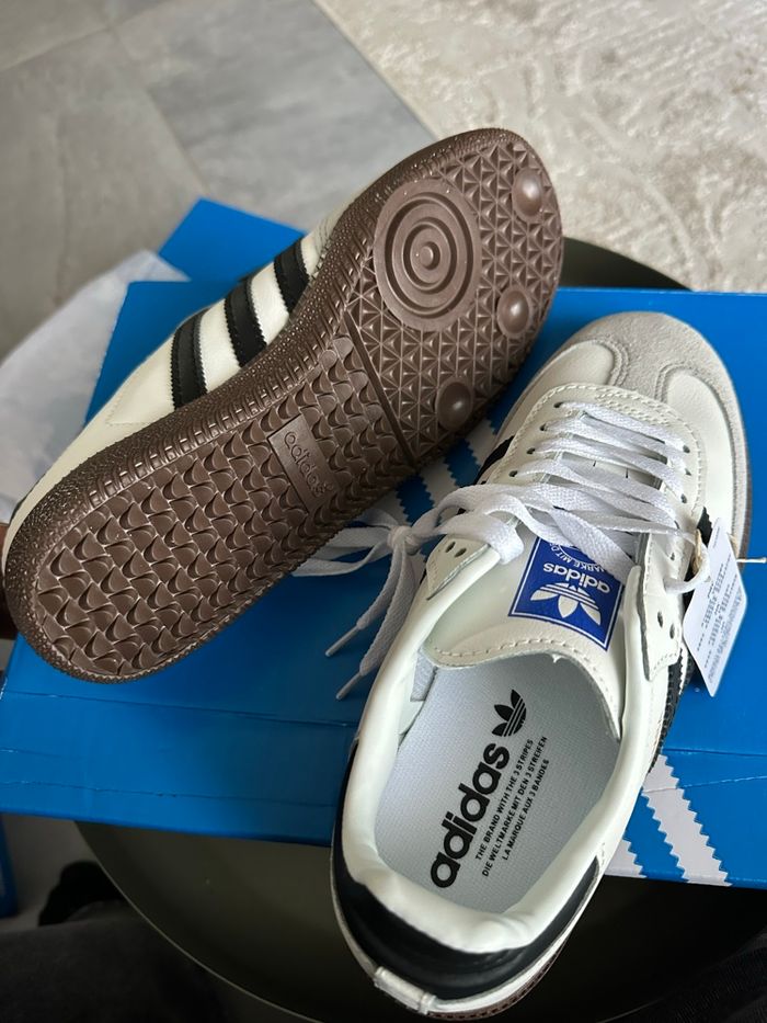 Basket neuve Samba adidas  pointure 39 - photo numéro 4