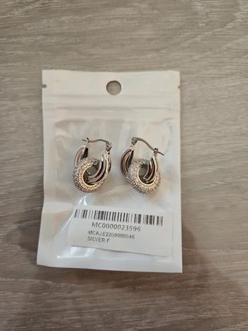 Paire de boucles d'oreilles argentées neuves