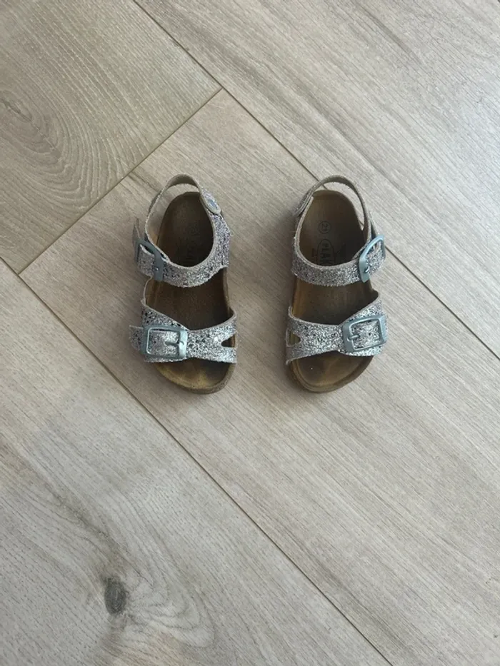 Nu pied petite fille
