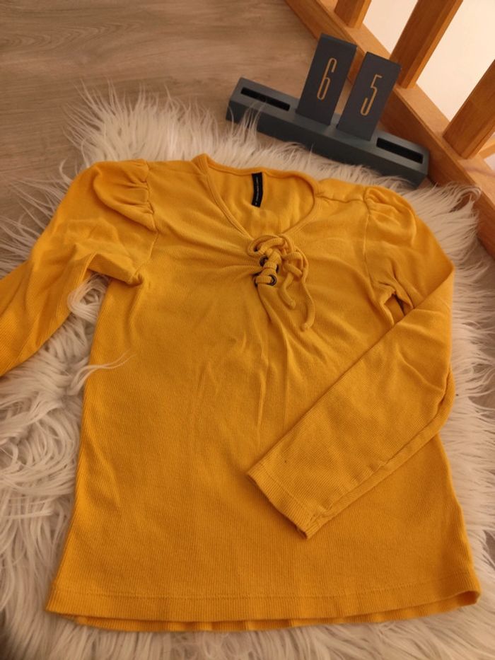 Pull jaune a lacets - photo numéro 2